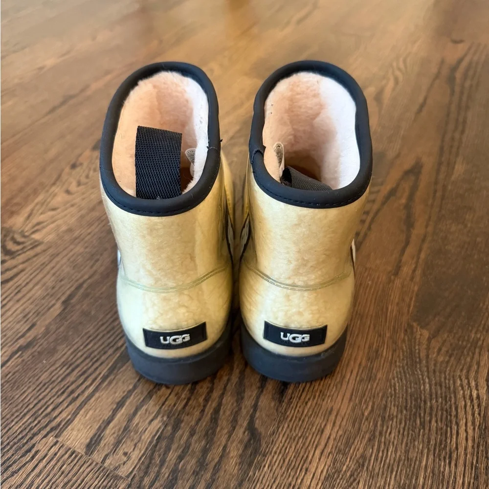 UGGS - Picture 3 of 7